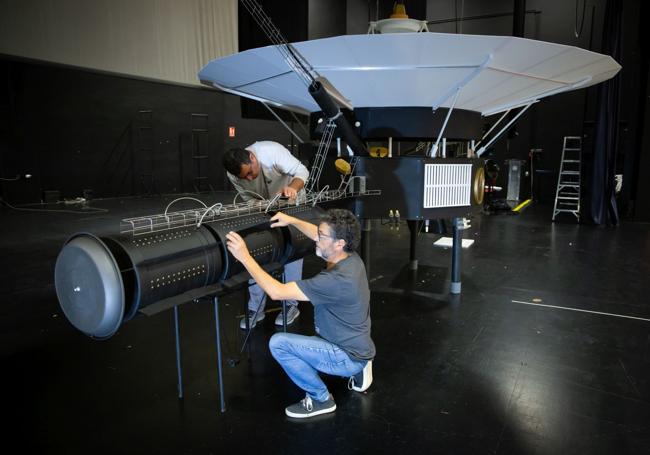 Trabajando sobre el escenario del Teatro de Armilla.